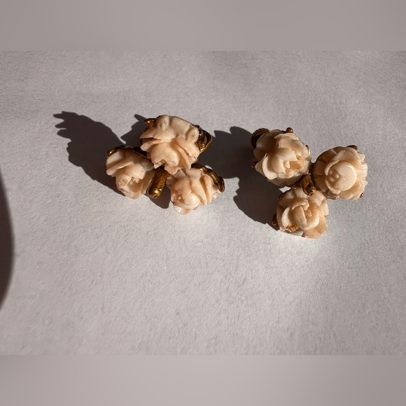 Carved pronged Vintage  Rose clip on earrings  Cream ivory Gold Floral Earrings - Picture 2 of 9